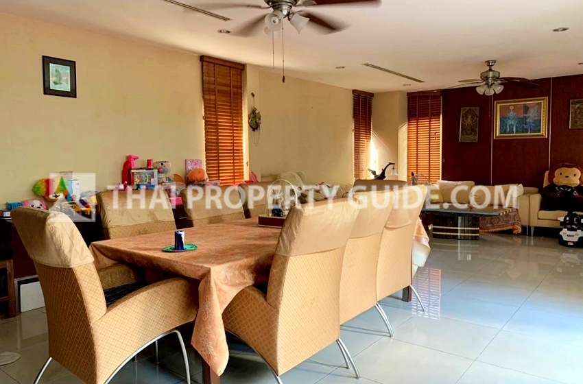 House with Private Pool in Pattanakarn 